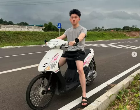 rich brian naik motor jadi ngabes