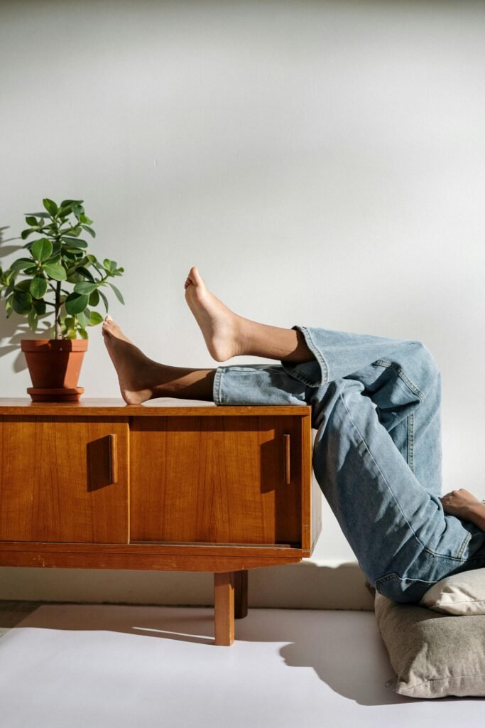 foto kaki orang menggunakan celana jeans