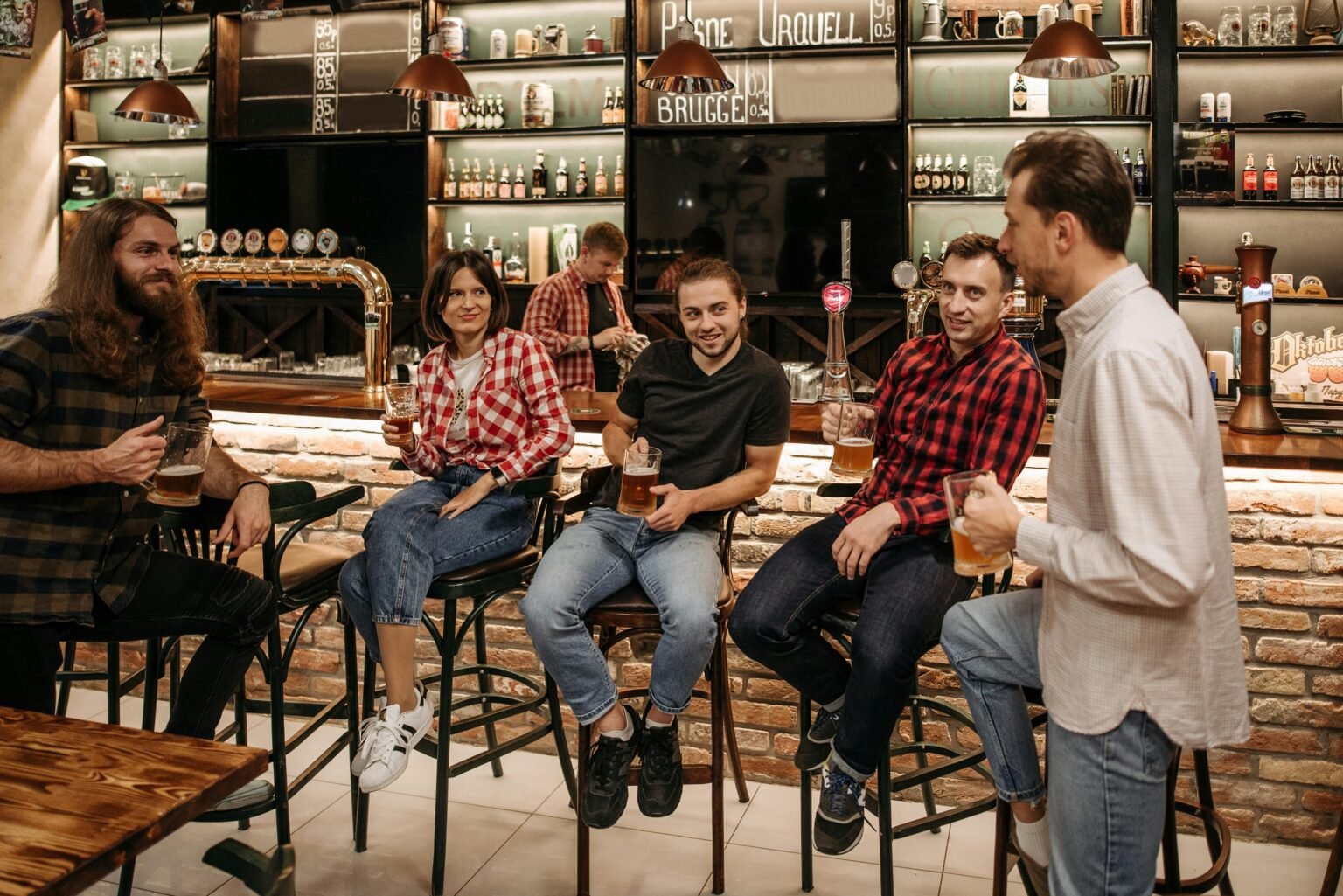 orang-orang dengan kemeja flannel