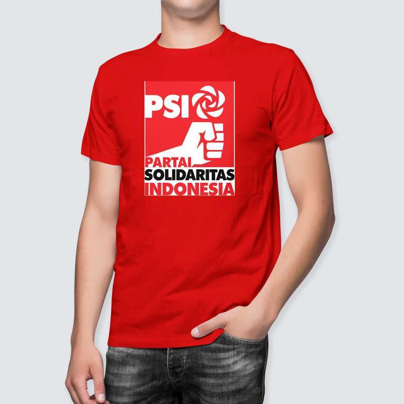 model laki-laki menggunakan kaos partai warna merah