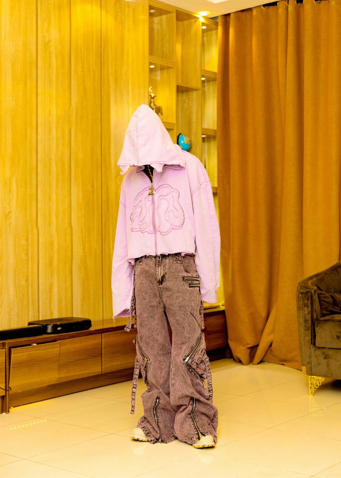 model menggunakan celana baggy jeans