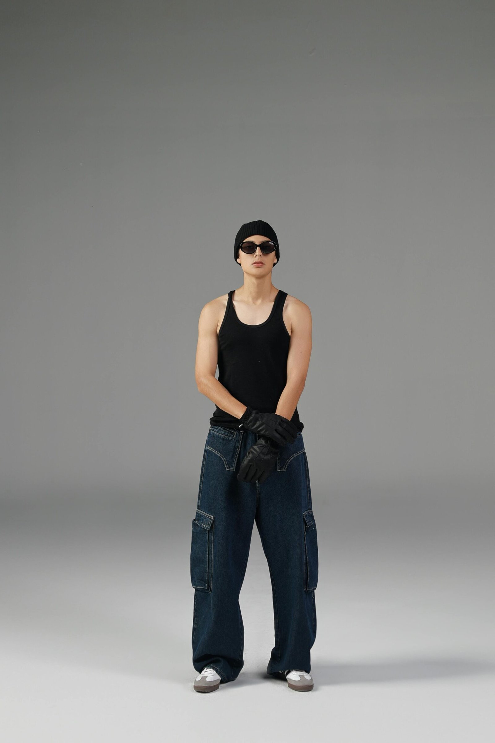 pria menggunakan baggy jeans