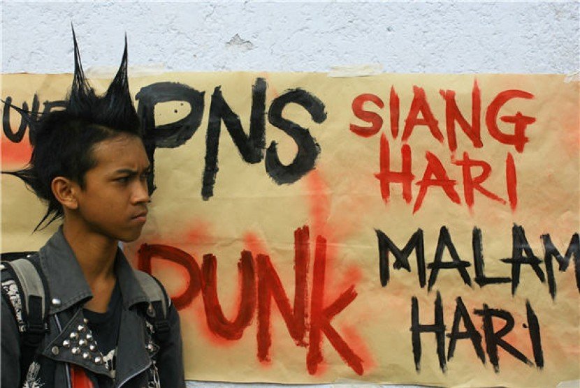 gaya anak punk berpose